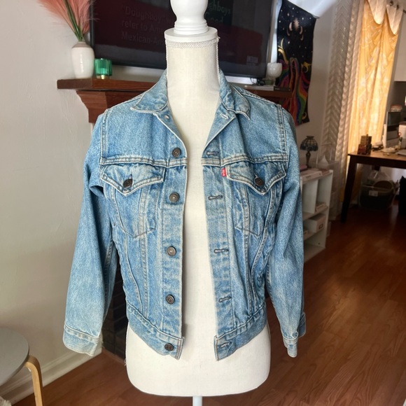 Levi’s Vintage Denim Distressed Trucker Jacket XS Petite Women’s Jean Jacket - Picture 2 of 15